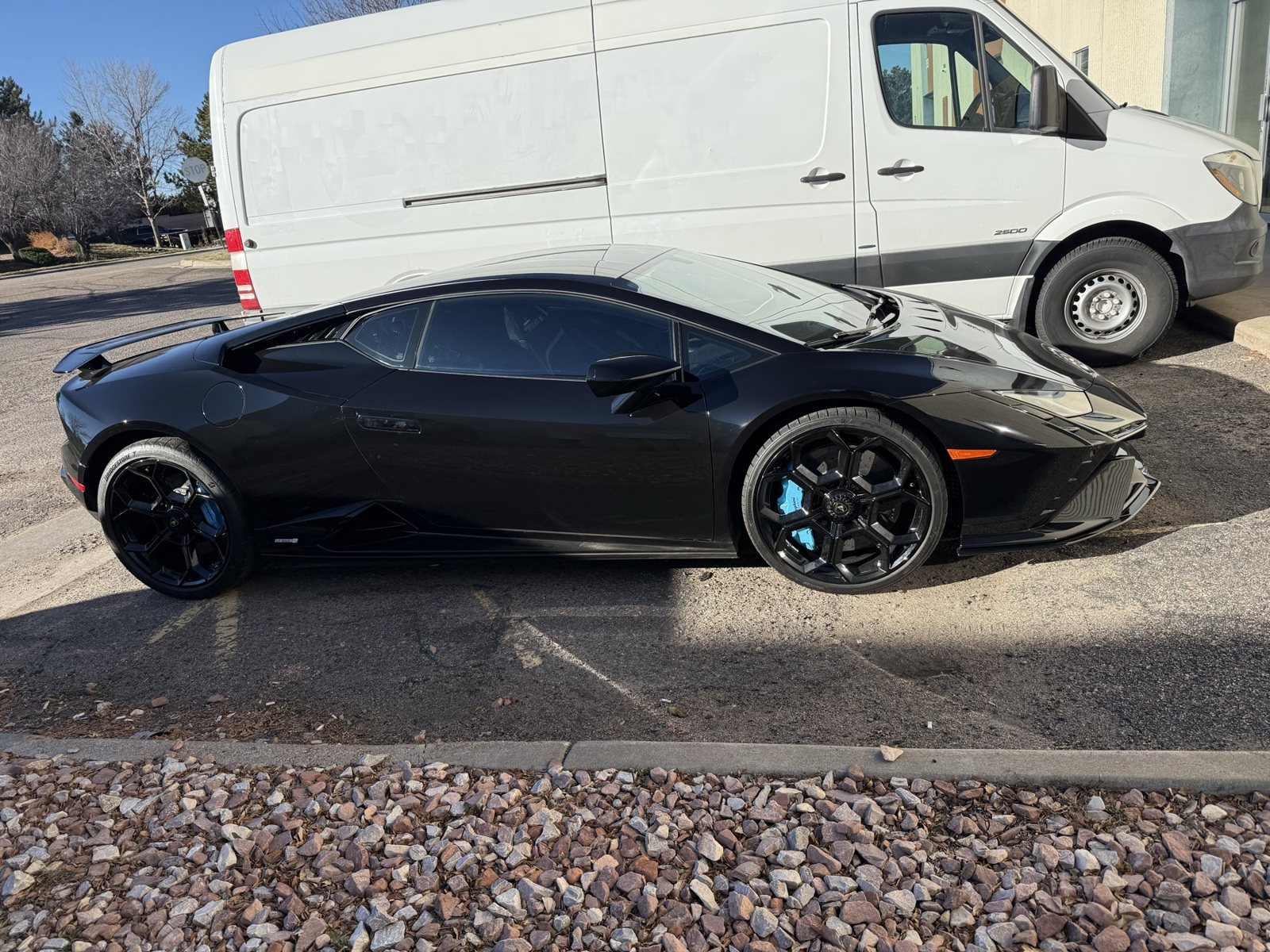 Black wheels and black calipers on a Lamborghini Huracán