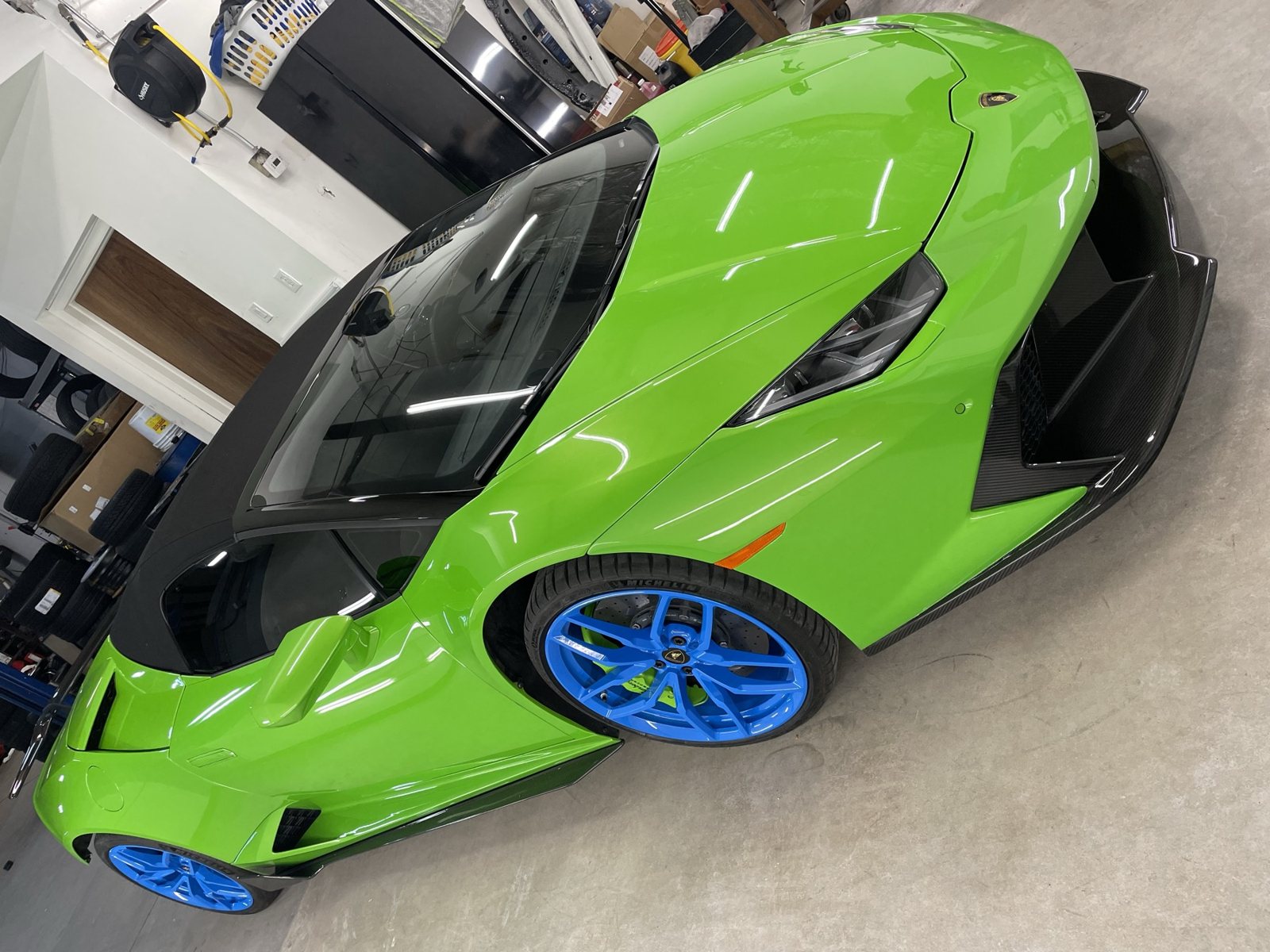 Gloss blue wheels on a lime green Lamborghini Huracán