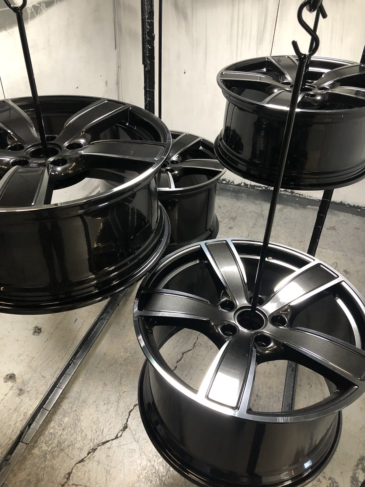 Two-tone wheels on the rack: gloss black barrels with satin grey spokes